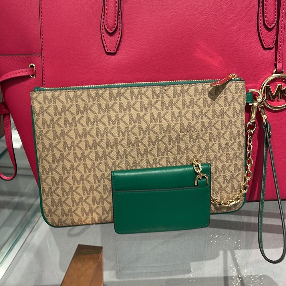 MICHAEL KORS JET SET ITEM LG 2 in 1 CARD CASE & WRISTLET
Palmetto Green 
NWT - Picture 11 of 16
